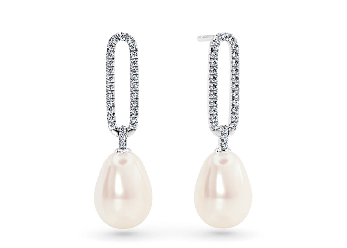 The Vela Drops blend clean geometric lines with gentle curves, creating a perfect balance of modern design and soft elegance. Featuring two matching freshwater pearls paired with sparkling diamonds, they offer a radiant shimmer and a luminous finish.