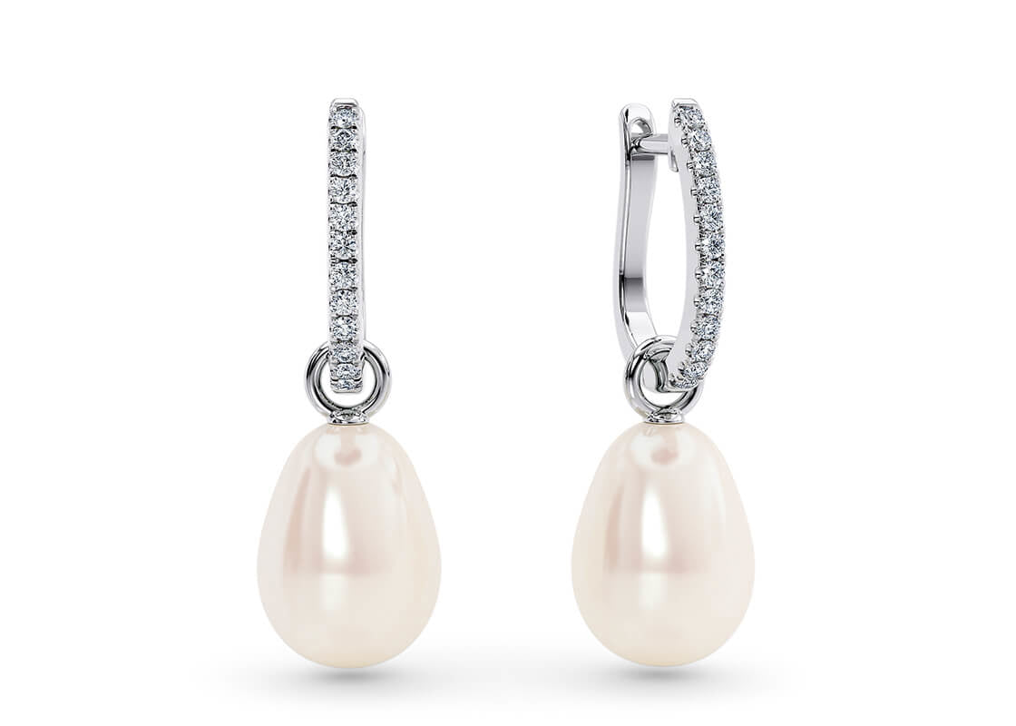 Embracing a minimalist style, the Liora Drops bring a fresh take on classic pearl elegance. Featuring two matching freshwater pearls, these versatile earrings allow you to wear the pearls separately from the hoops for effortless style that adapts to your mood.