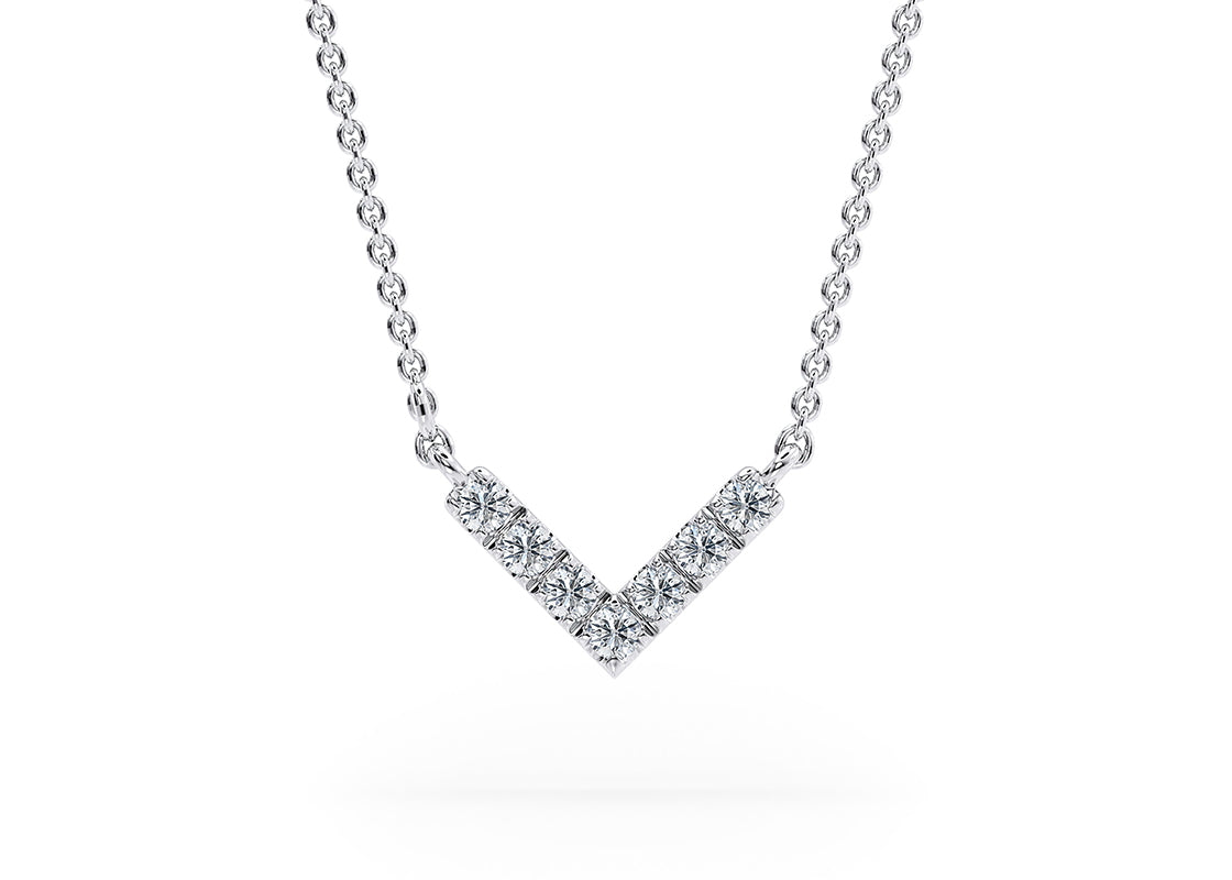 This geometrical piece can be worn alone for a hint of diamond brilliance or combined with other necklaces from our Confetti collection, for a stunning set that matches your style.