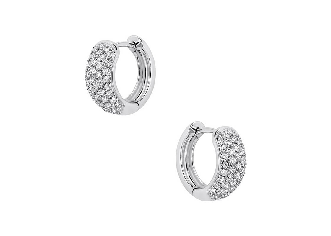 Watch the light dance across the Luna Glow Hoops, adorned with pavé-set round brilliant diamonds. Designed to sit elegantly near the ear, these radiant earrings are perfect for everyday elegance.
