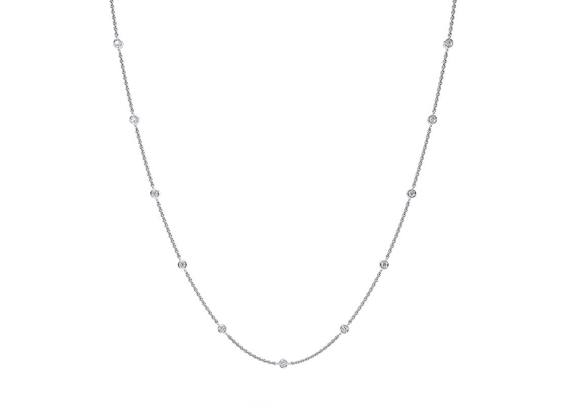 Minimal yet radiant, the Soléa Necklace features 3, 5, or 11 bezel-set round diamonds that appear to float effortlessly along the chain. A delicate essential that adds a touch of brilliance to your everyday look.