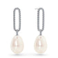 The Vela Drops blend clean geometric lines with gentle curves, creating a perfect balance of modern design and soft elegance. Featuring two matching freshwater pearls paired with sparkling diamonds, they offer a radiant shimmer and a luminous finish.