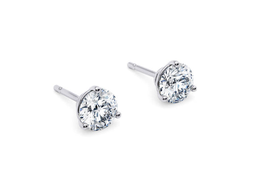 For a radiant look that highlights the true beauty of your diamonds, the Siena features a simple and elegant three-claw setting. Subtle yet striking, it’s designed to become your signature statement of timeless elegance.