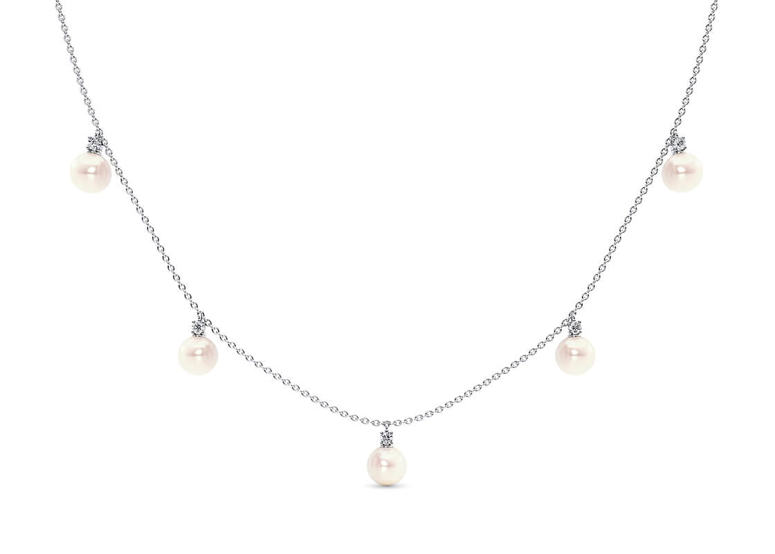 Find a selection of five Akoya pearls elegantly placed around the Naiad Necklace. A more ethereal touch to our Pearl Collection, this piece evokes the light airiness of water droplets, combined with discrete diamond accents.